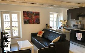 À deux pas du Palais des Festivals , deux pièces dans le bas du quartier historique du Suquet à Cannes